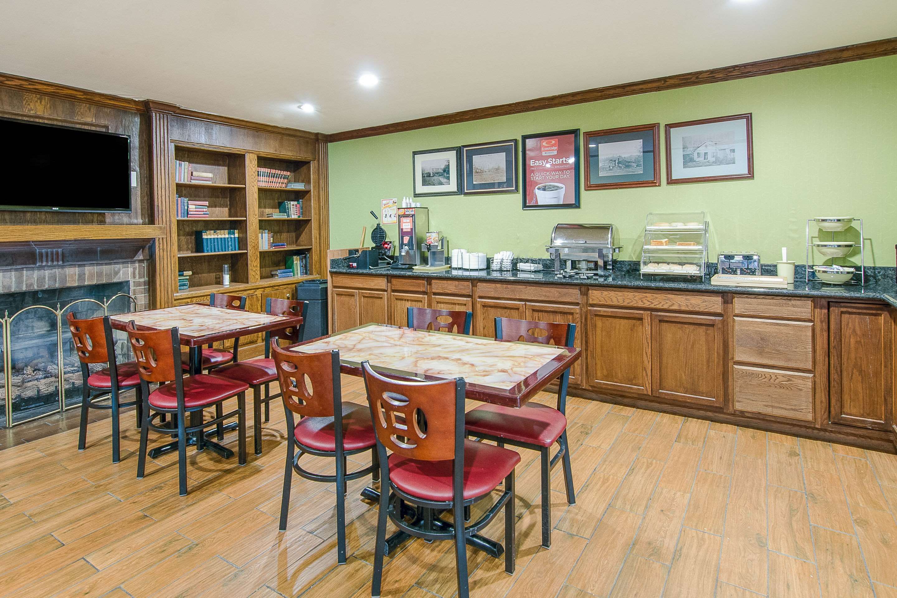 Breakfast area | Econo Lodge Inn & Suites