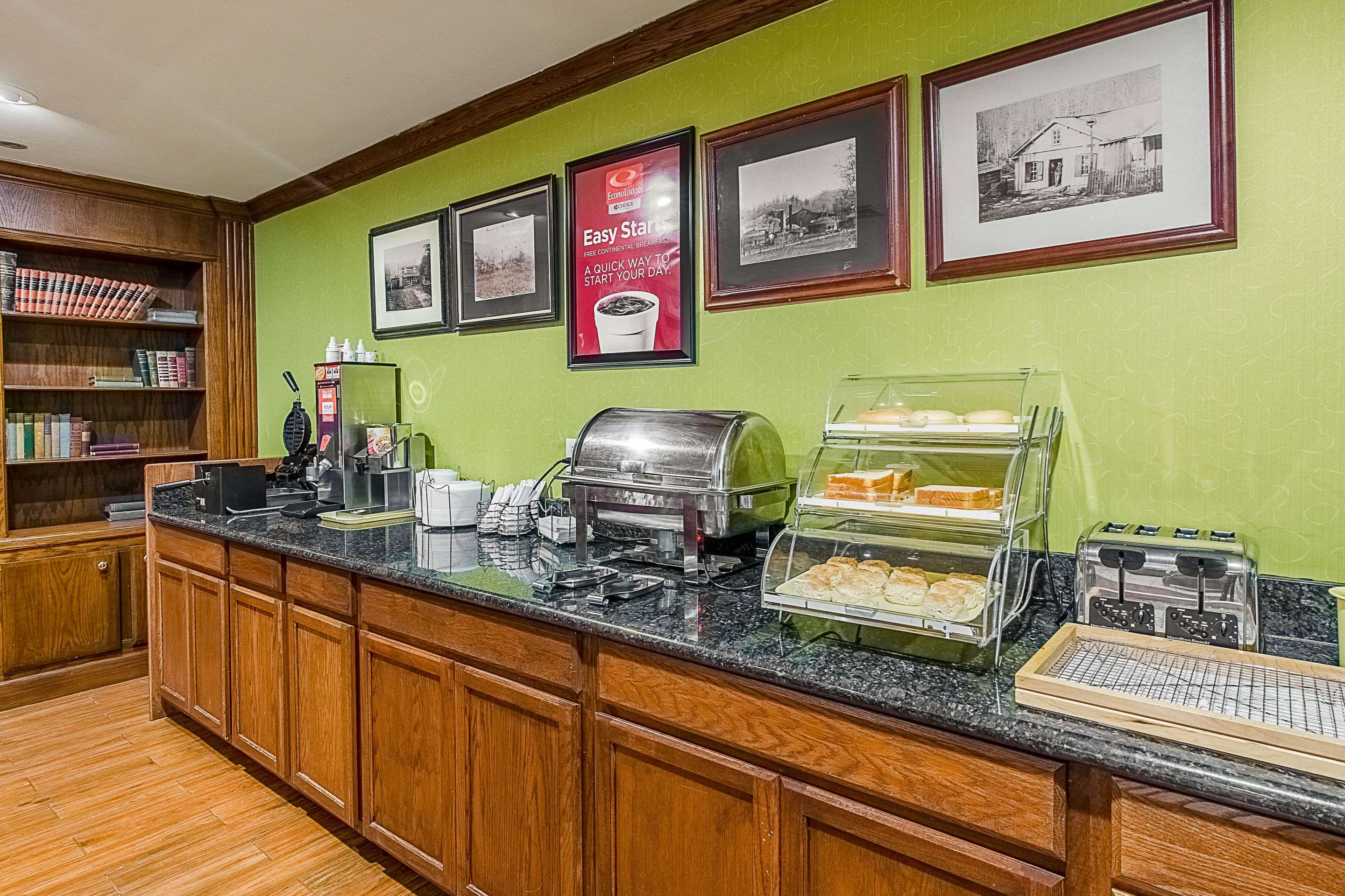 Breakfast area | Econo Lodge Inn & Suites