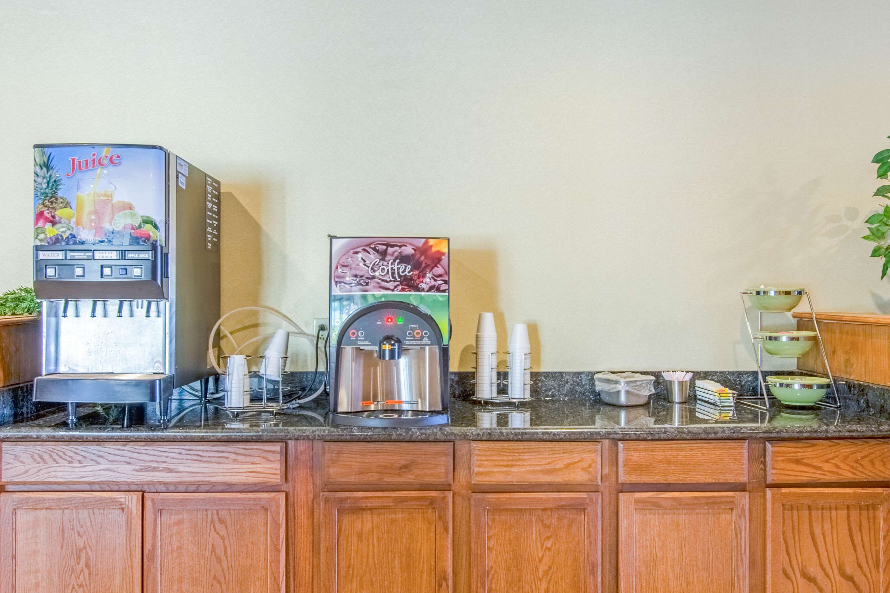 Breakfast area | Econo Lodge Inn & Suites