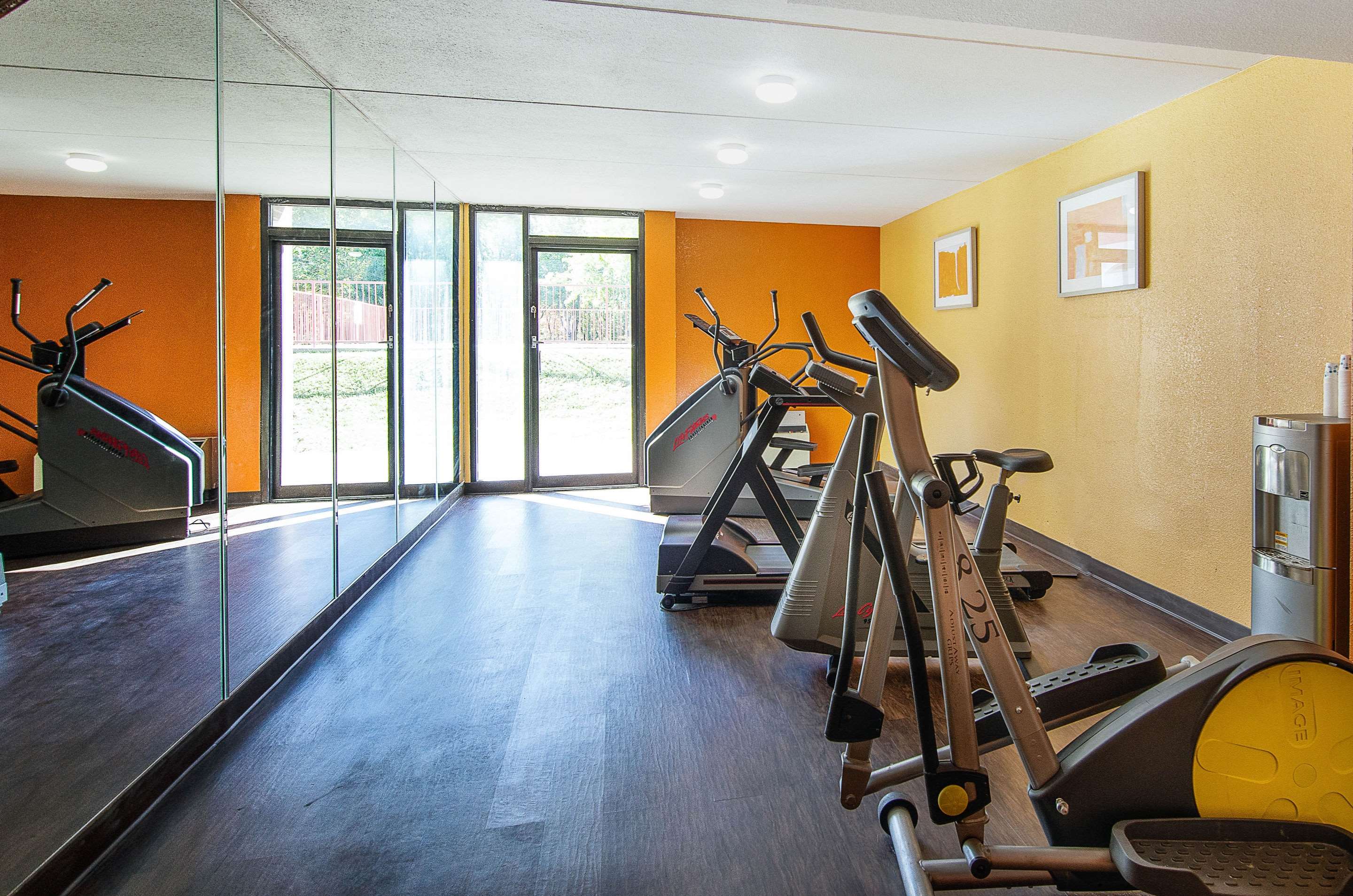 Fitness center | Econo Lodge Inn & Suites