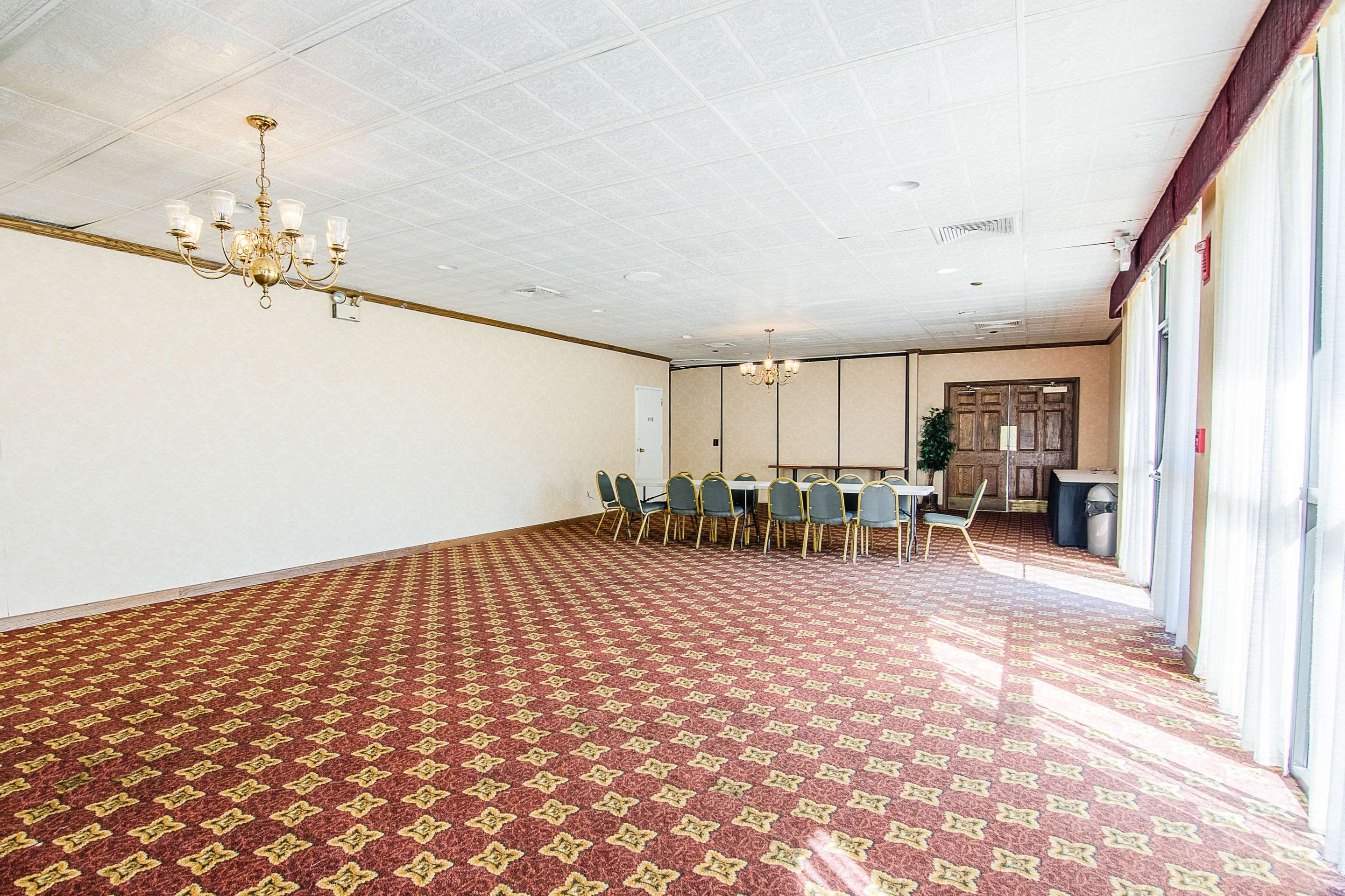 Conference Room | Econo Lodge Inn & Suites