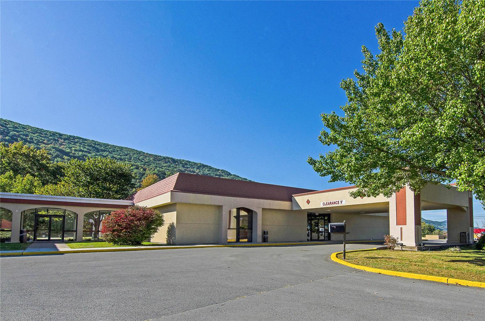 Econo Lodge Inn & Suites Norton