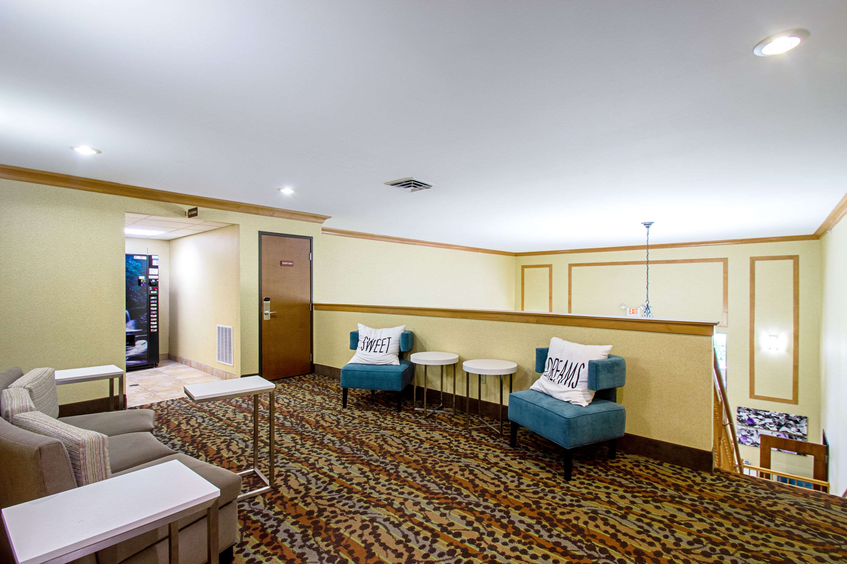 Upstairs sitting area | MainStay Suites Madison - Monona