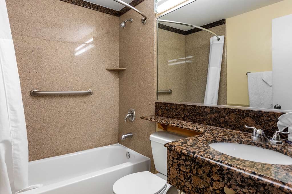 QUALITY INN LOMITA-LOS ANGELES SOUT-guestroom-Guest Room,Bathroom,On-Site.jpg