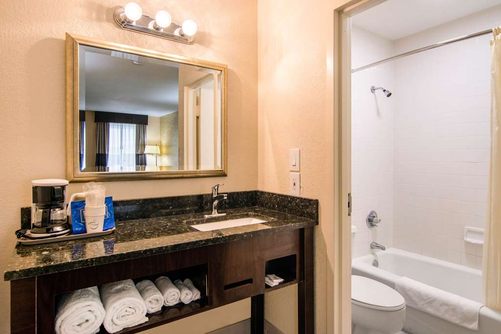 QUALITY INN TOCCOA-guestroom-Guest Room,Bathroom,On-Site.jpg