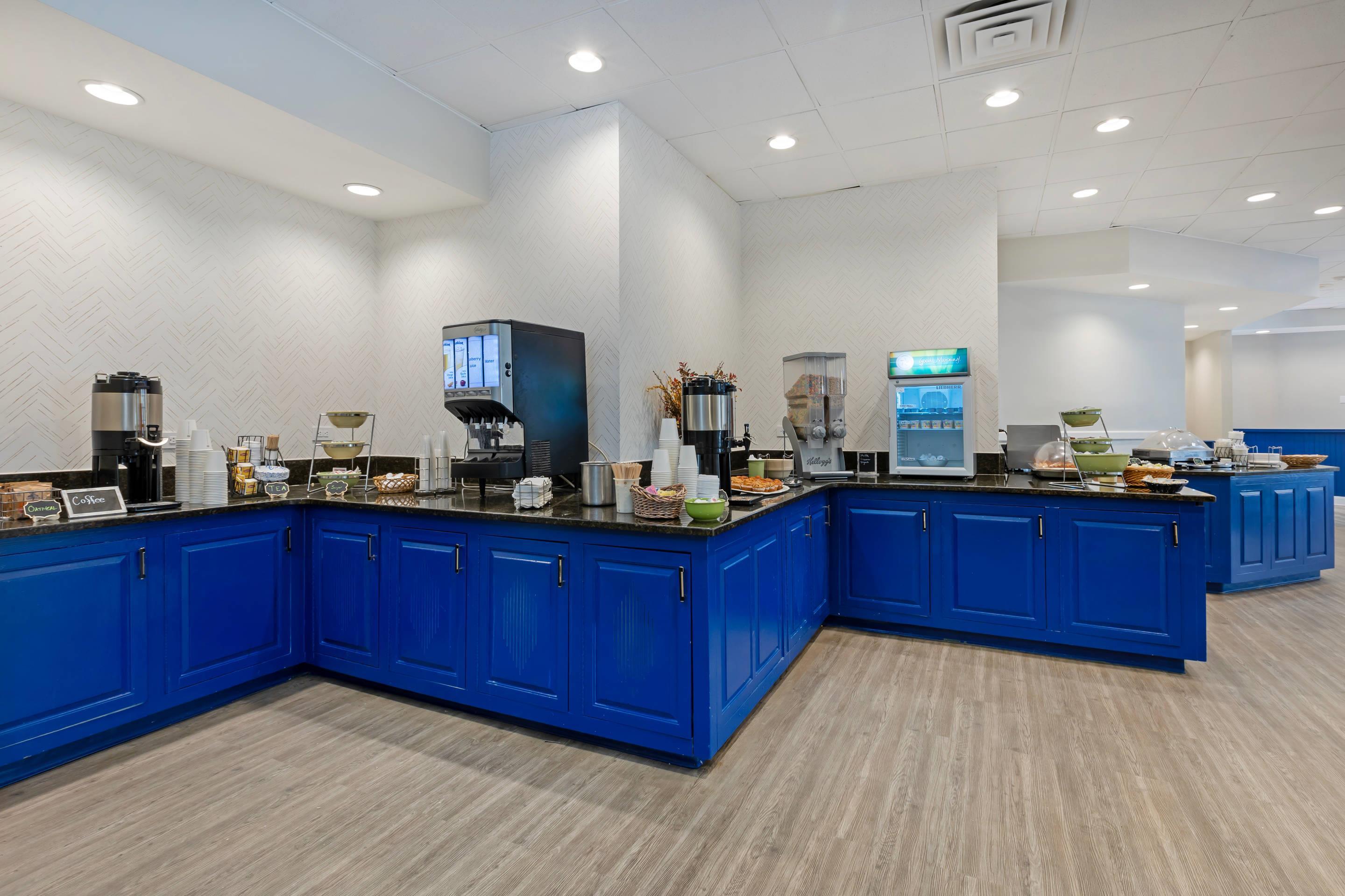 Breakfast area | The Lux Hotel & Conference Center, Ascend Hotel Collection