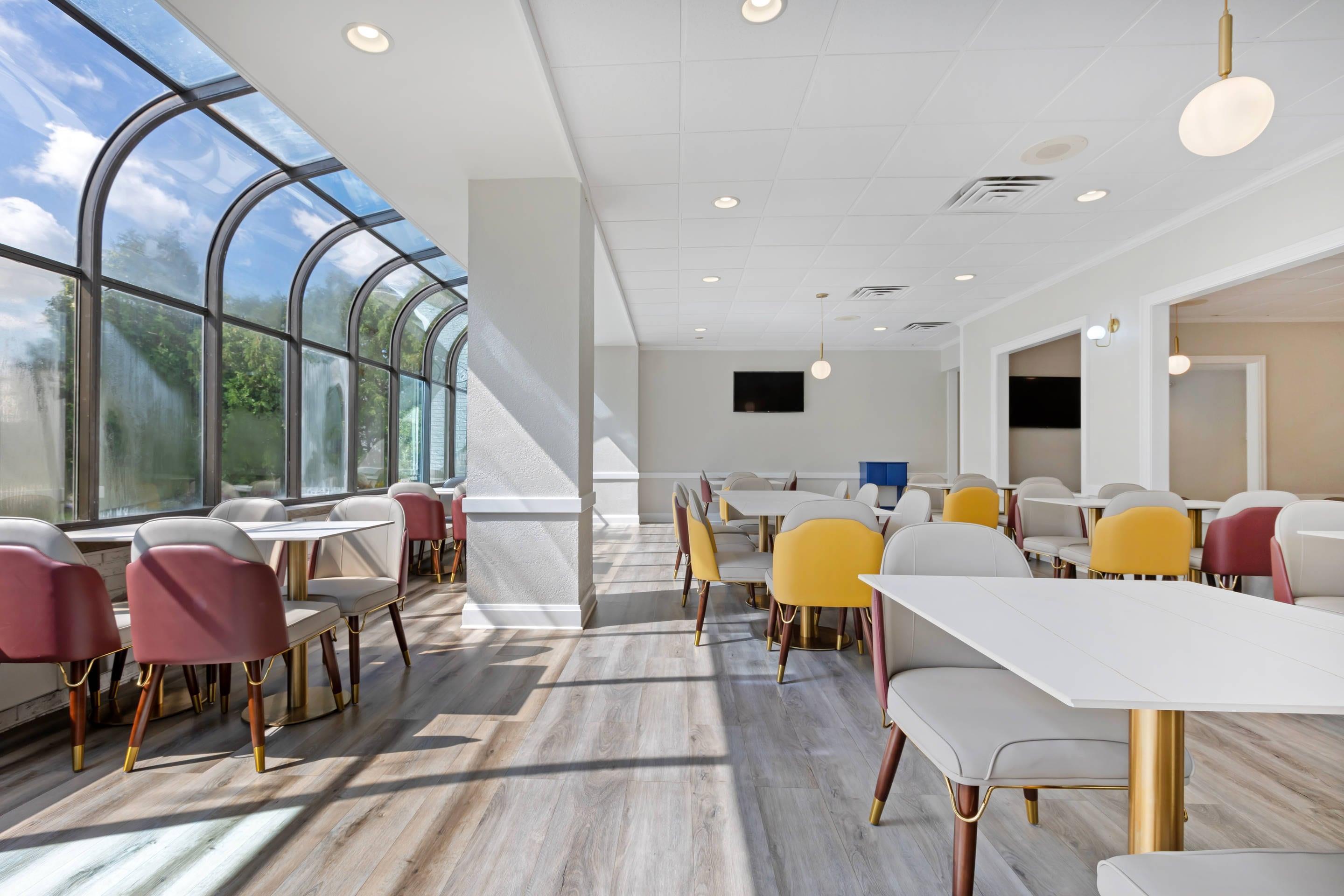 Breakfast area | The Lux Hotel & Conference Center, Ascend Hotel Collection