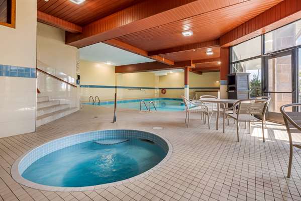 Pool - Quality Inn & Suites Brampton