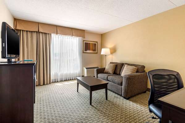 Suite - Quality Inn & Suites Brampton