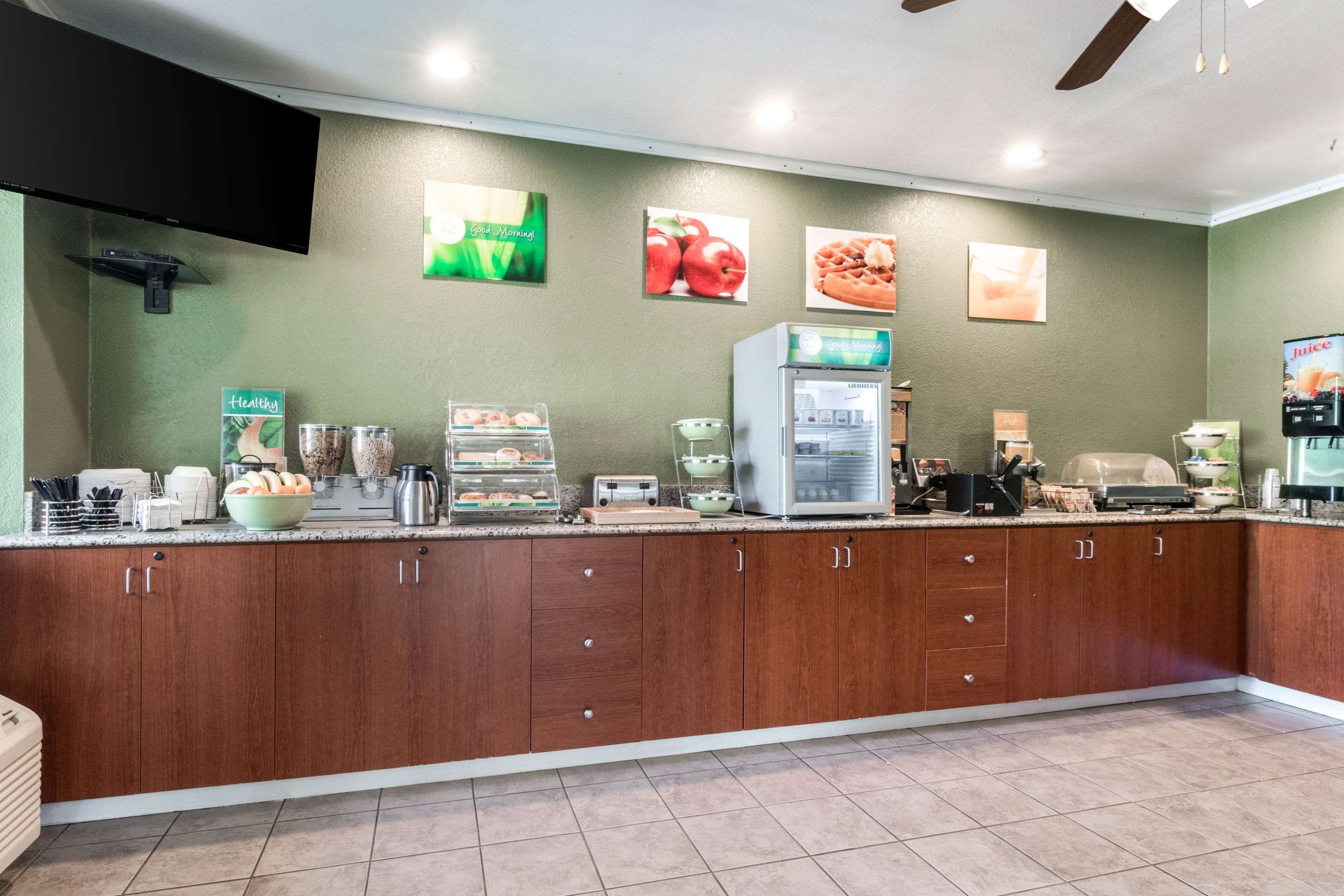 Breakfast area | Quality Inn & Suites Bainbridge Island