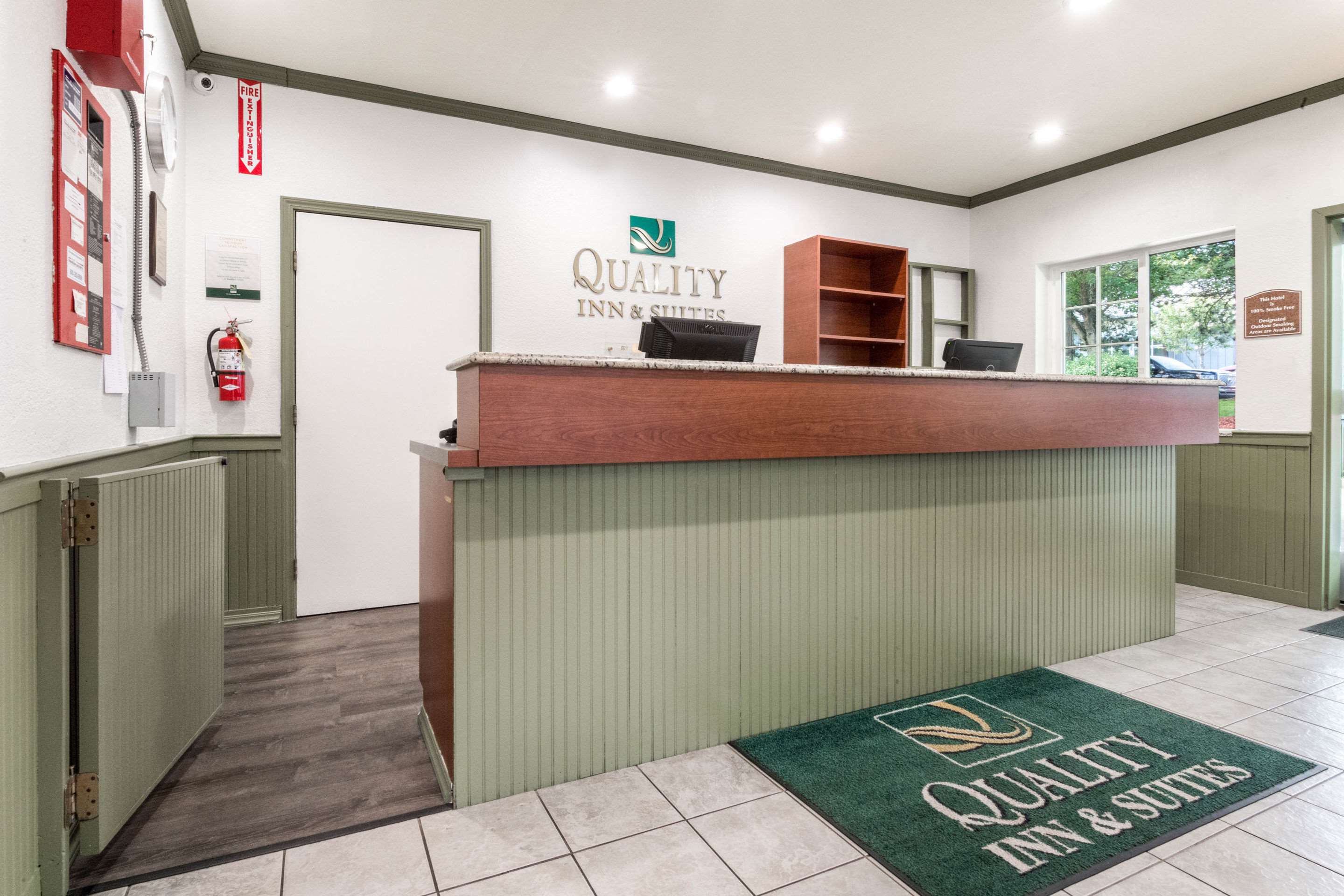 Hotel lobby | Quality Inn & Suites Bainbridge Island