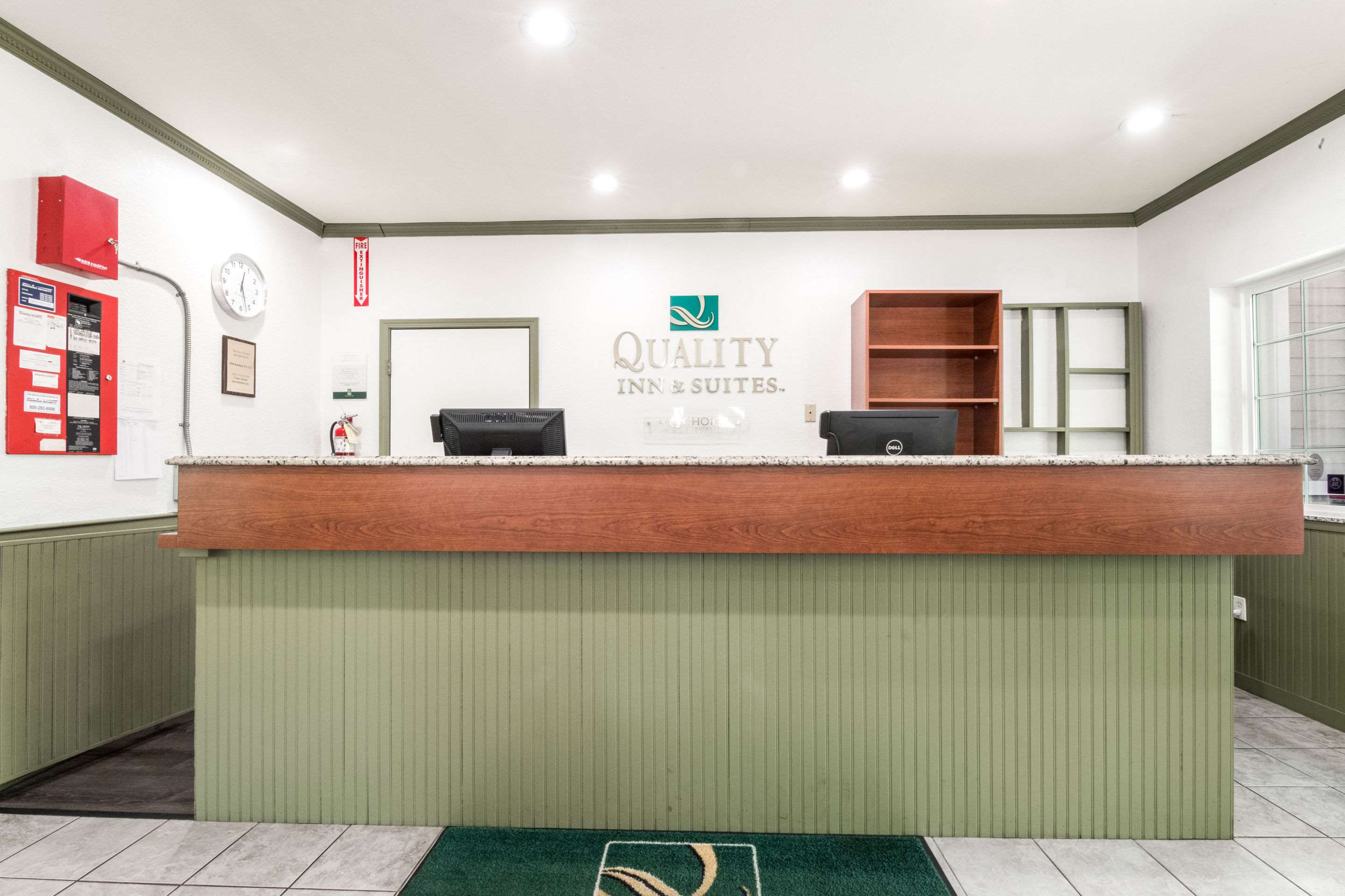 Hotel lobby | Quality Inn & Suites Bainbridge Island