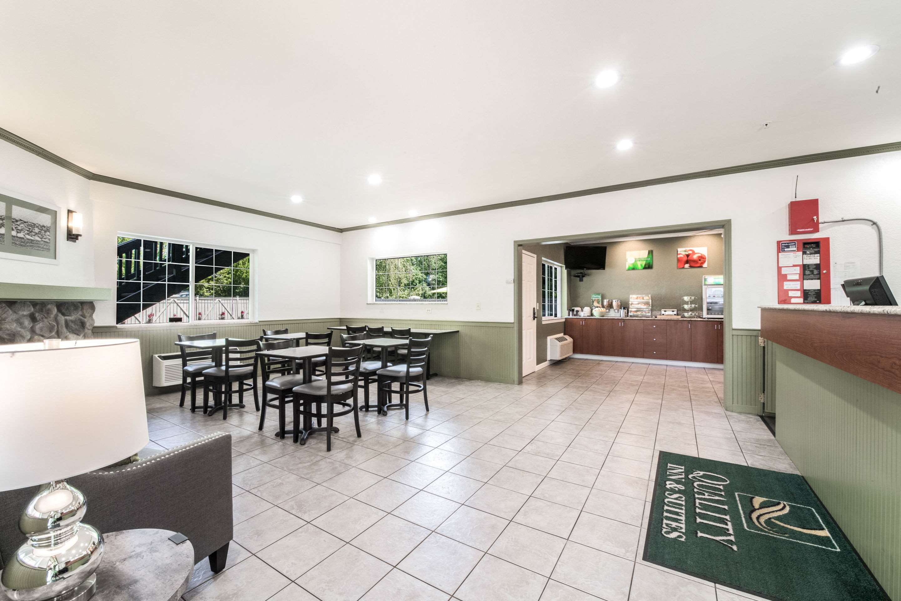Hotel lobby | Quality Inn & Suites Bainbridge Island