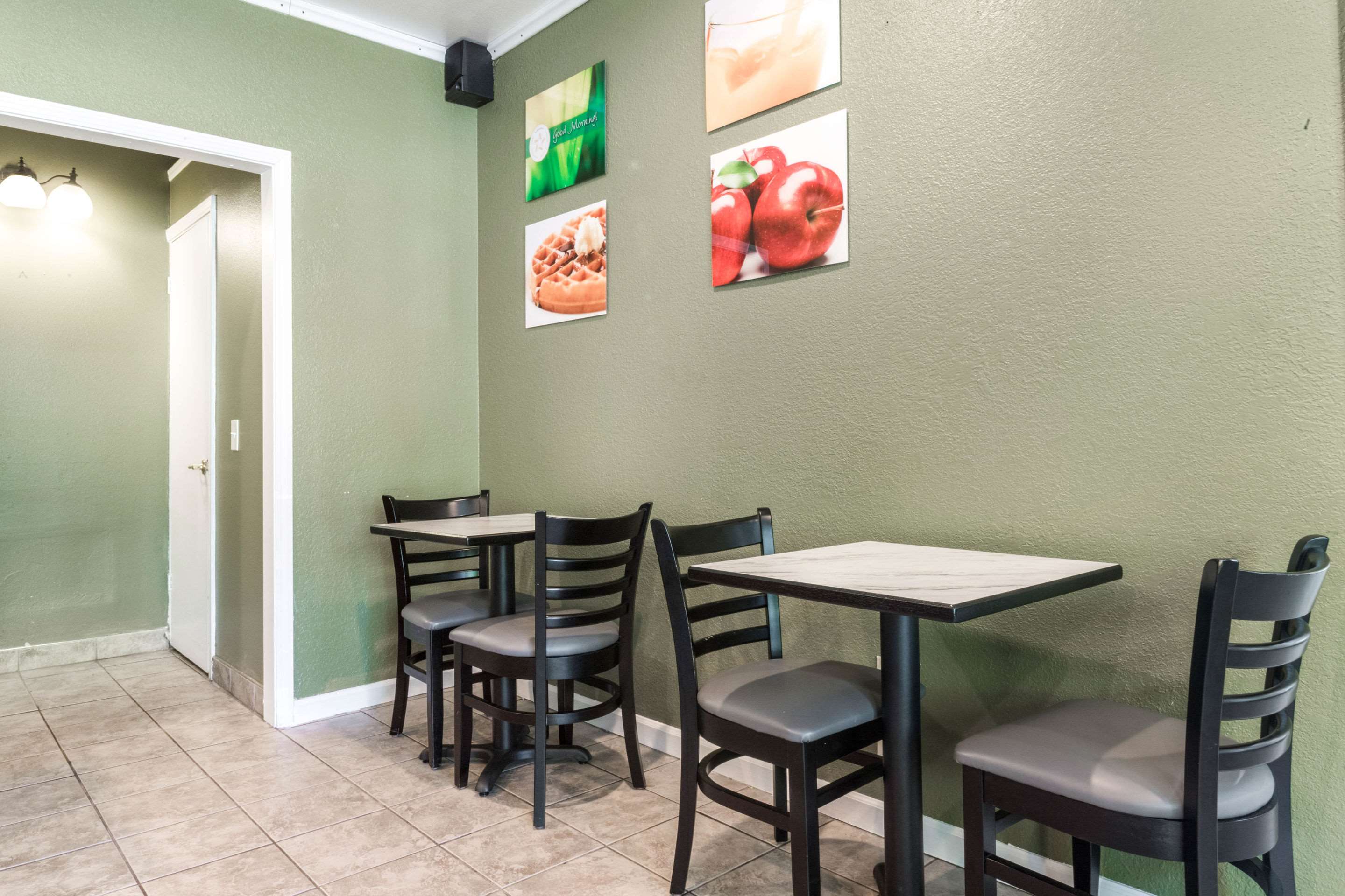 Breakfast area | Quality Inn & Suites Bainbridge Island