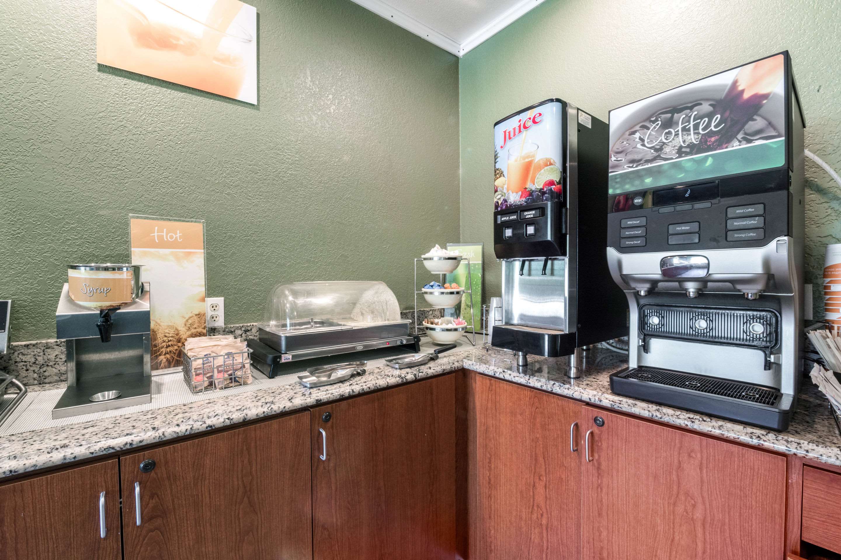 Breakfast area | Quality Inn & Suites Bainbridge Island