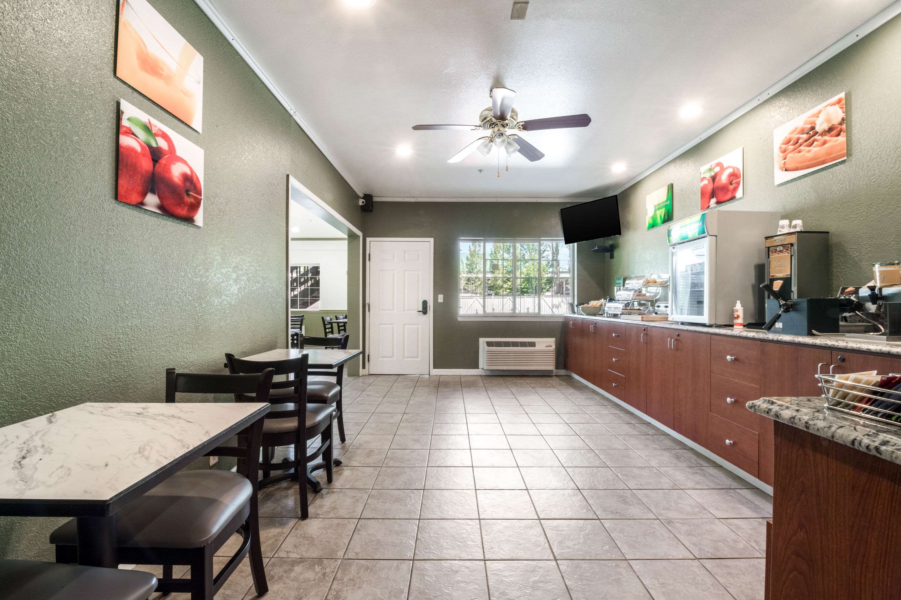 Breakfast area | Quality Inn & Suites Bainbridge Island