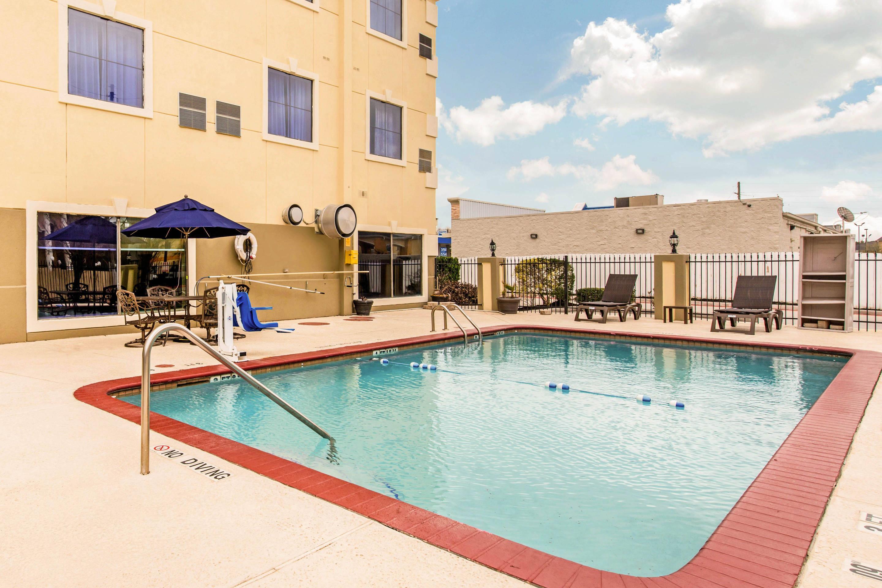 Outdoor pool | Comfort Inn & Suites IAH Bush Airport – East