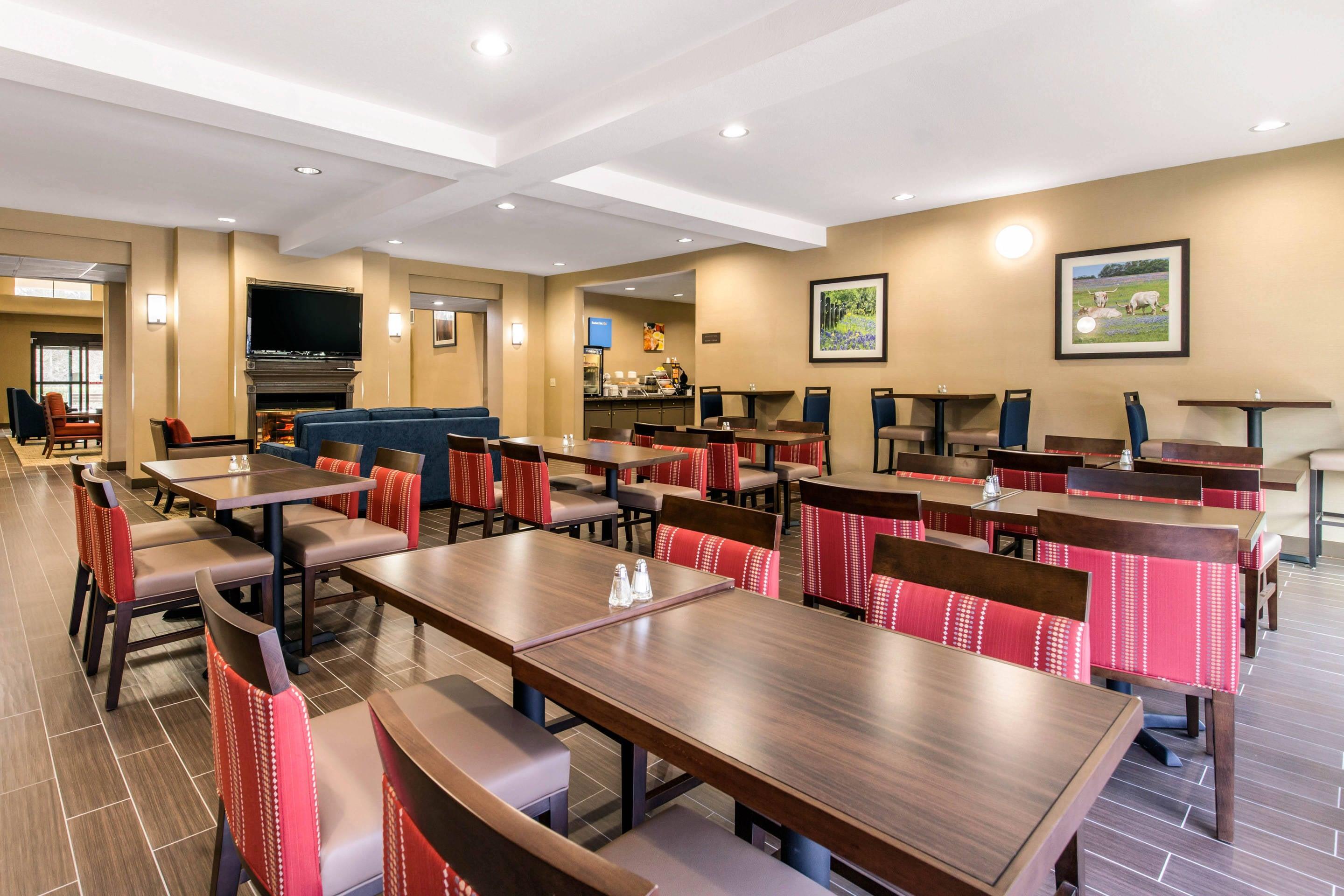 Enjoy breakfast in this seating area | Comfort Inn & Suites IAH Bush Airport – East