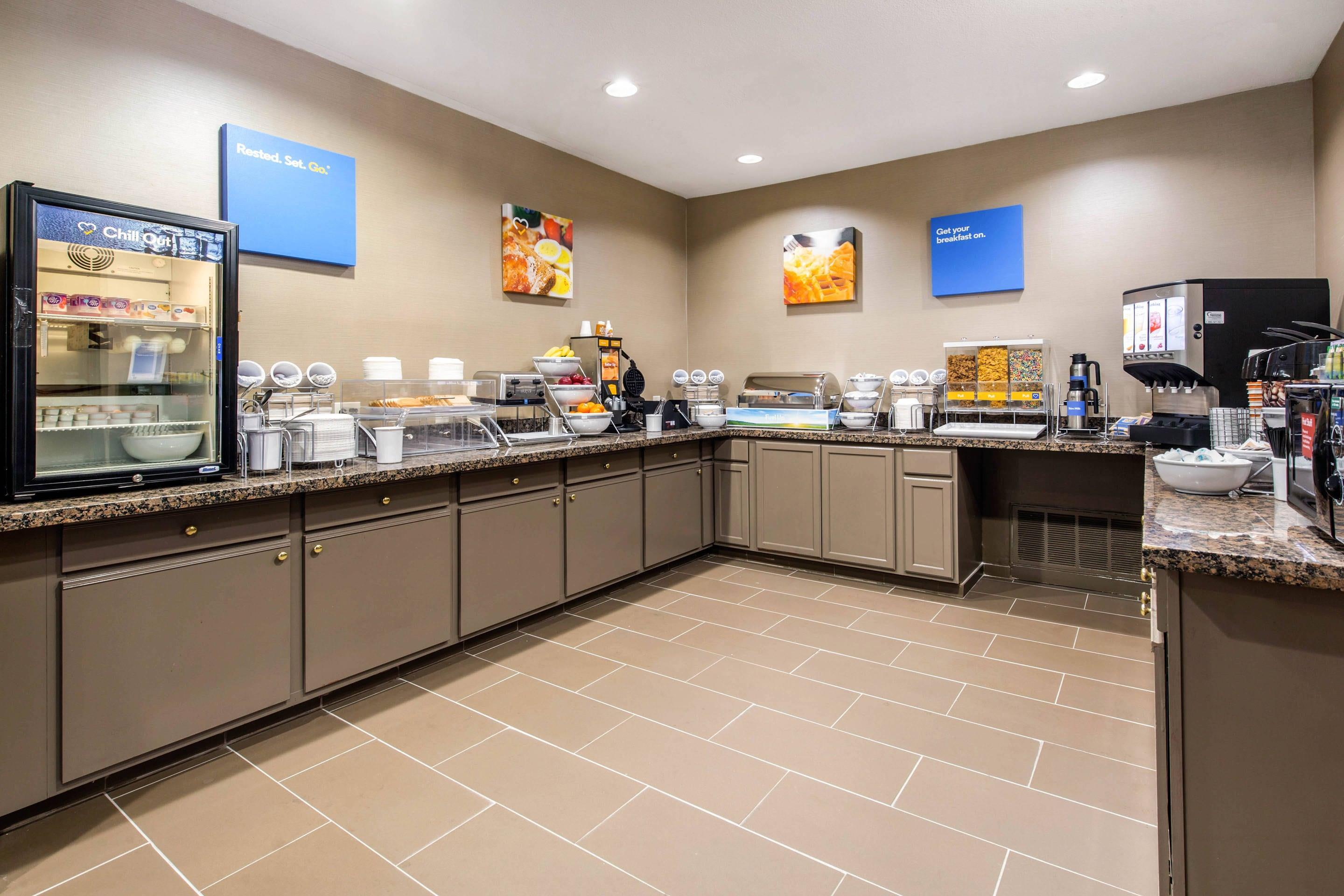 Breakfast counter | Comfort Inn & Suites IAH Bush Airport – East