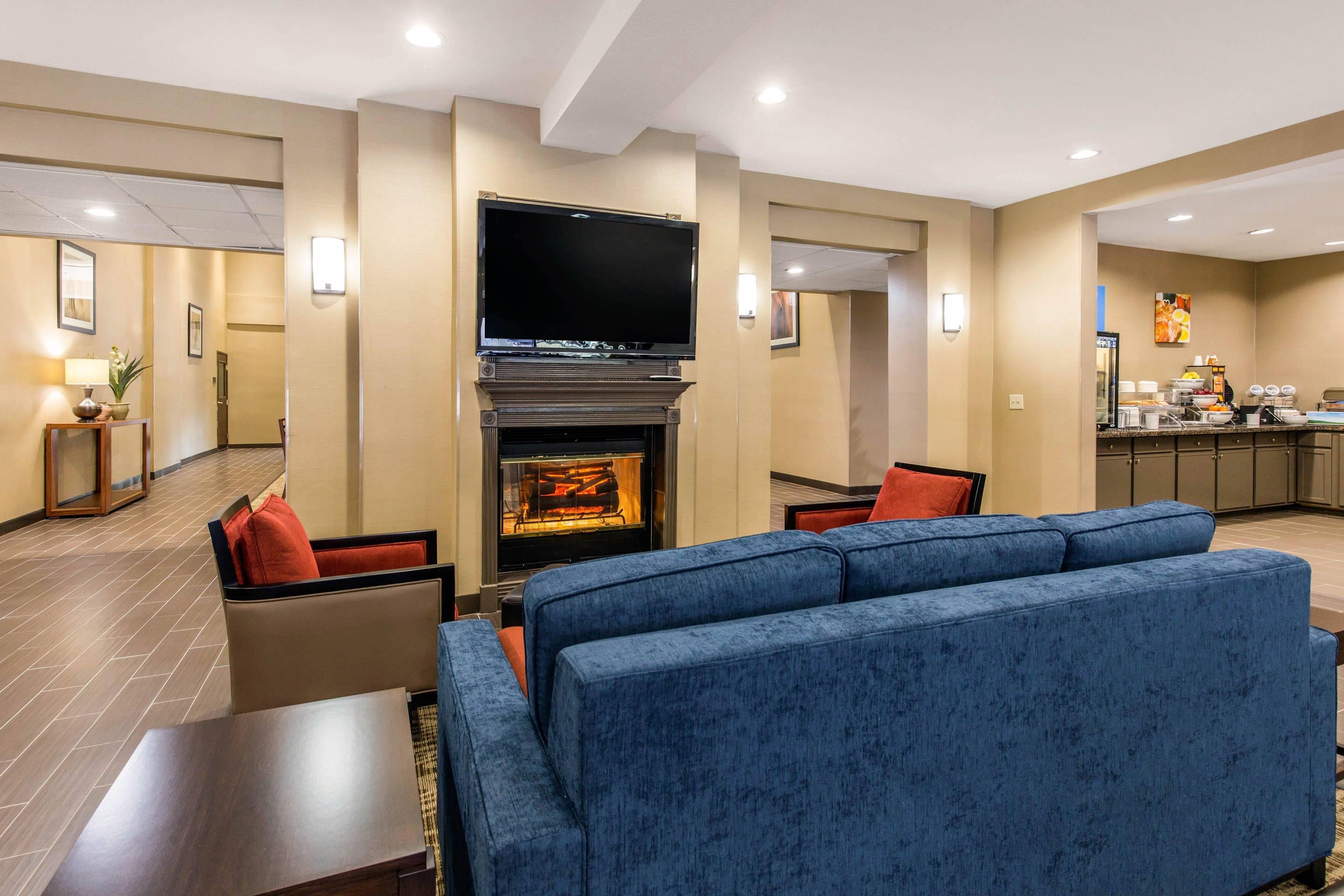 Spacious lobby with sitting area | Comfort Inn & Suites IAH Bush Airport – East