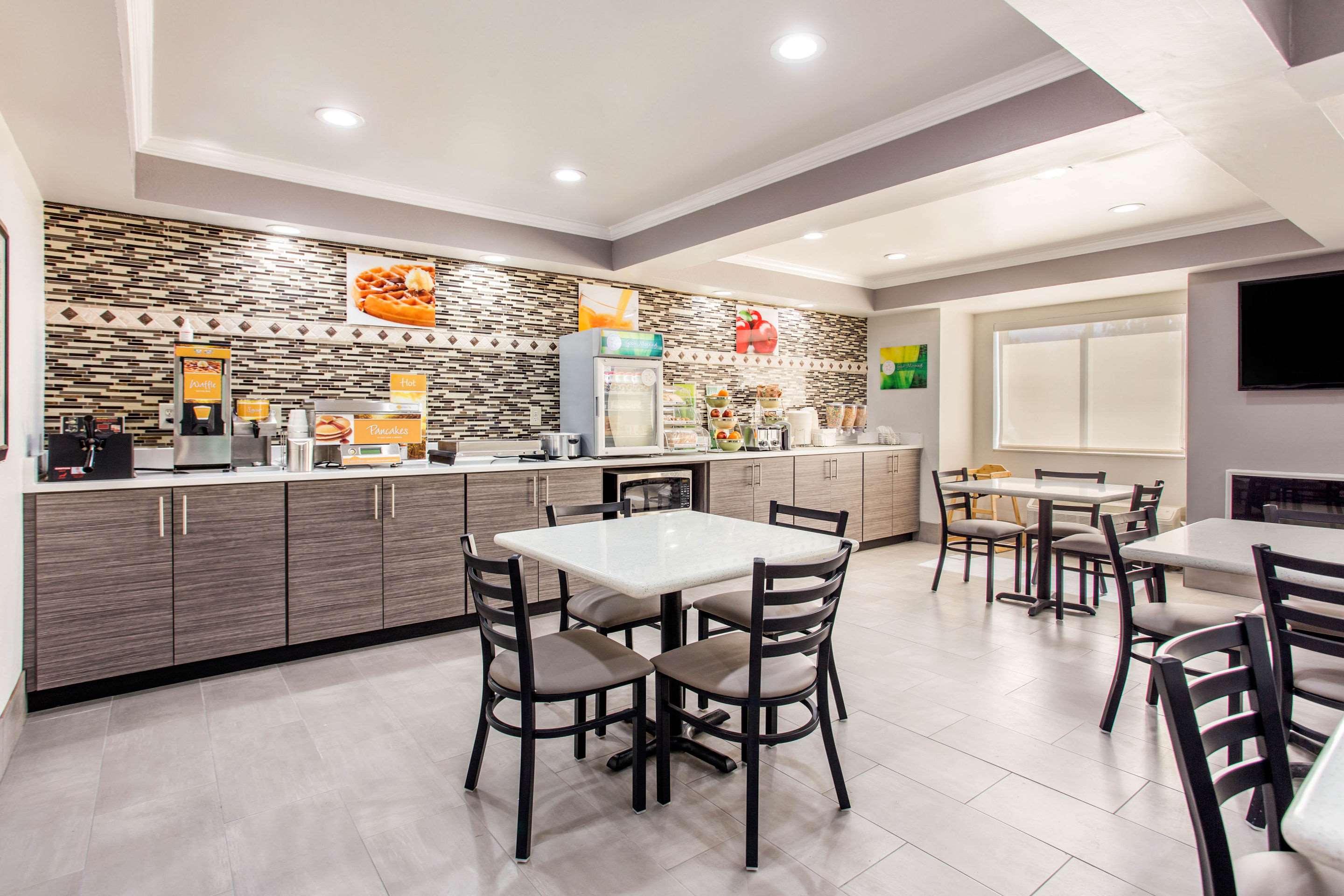 Spacious breakfast area | Quality Inn & Suites - Myrtle Beach
