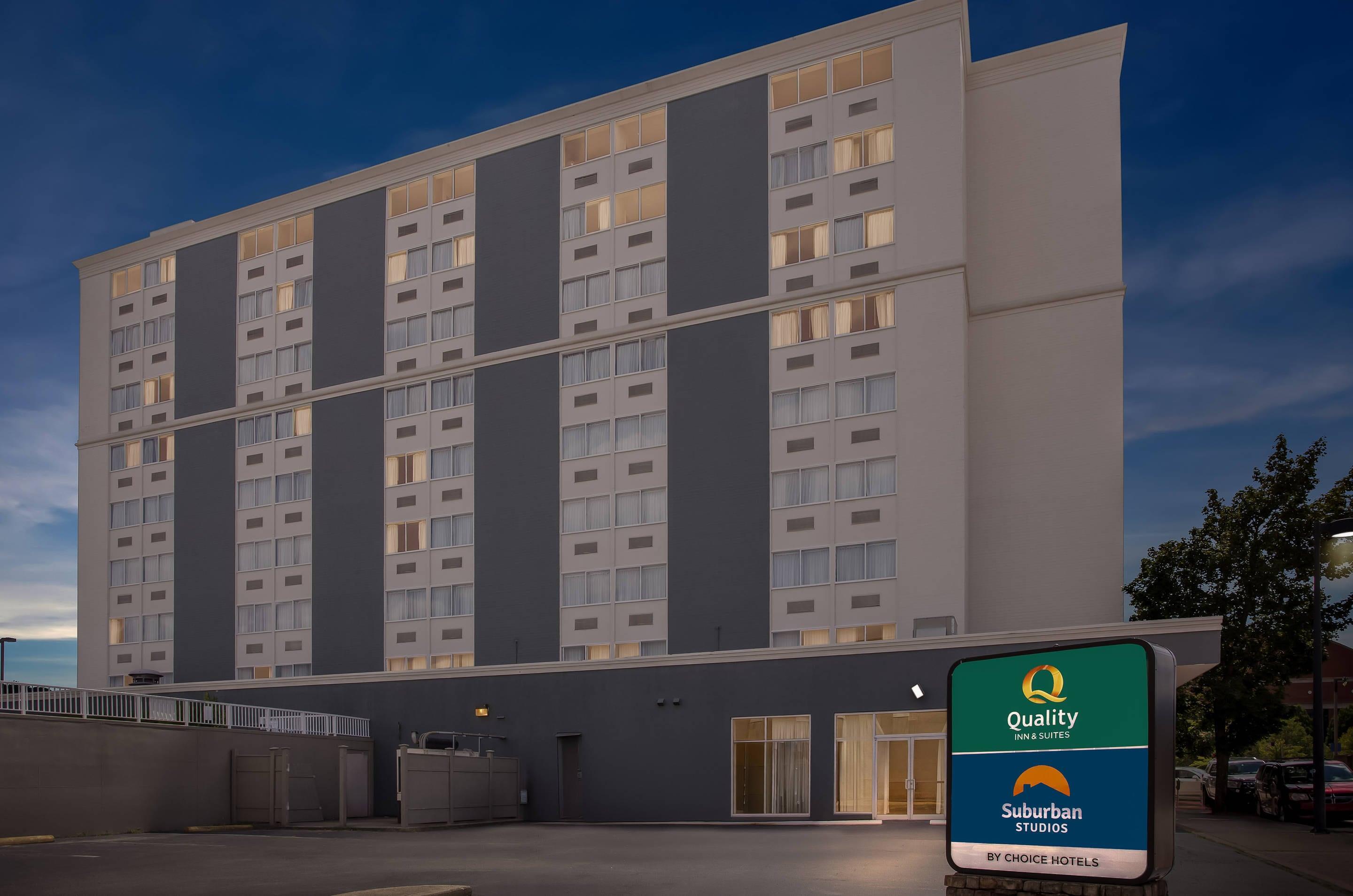 Hotel at night | Quality Inn & Suites