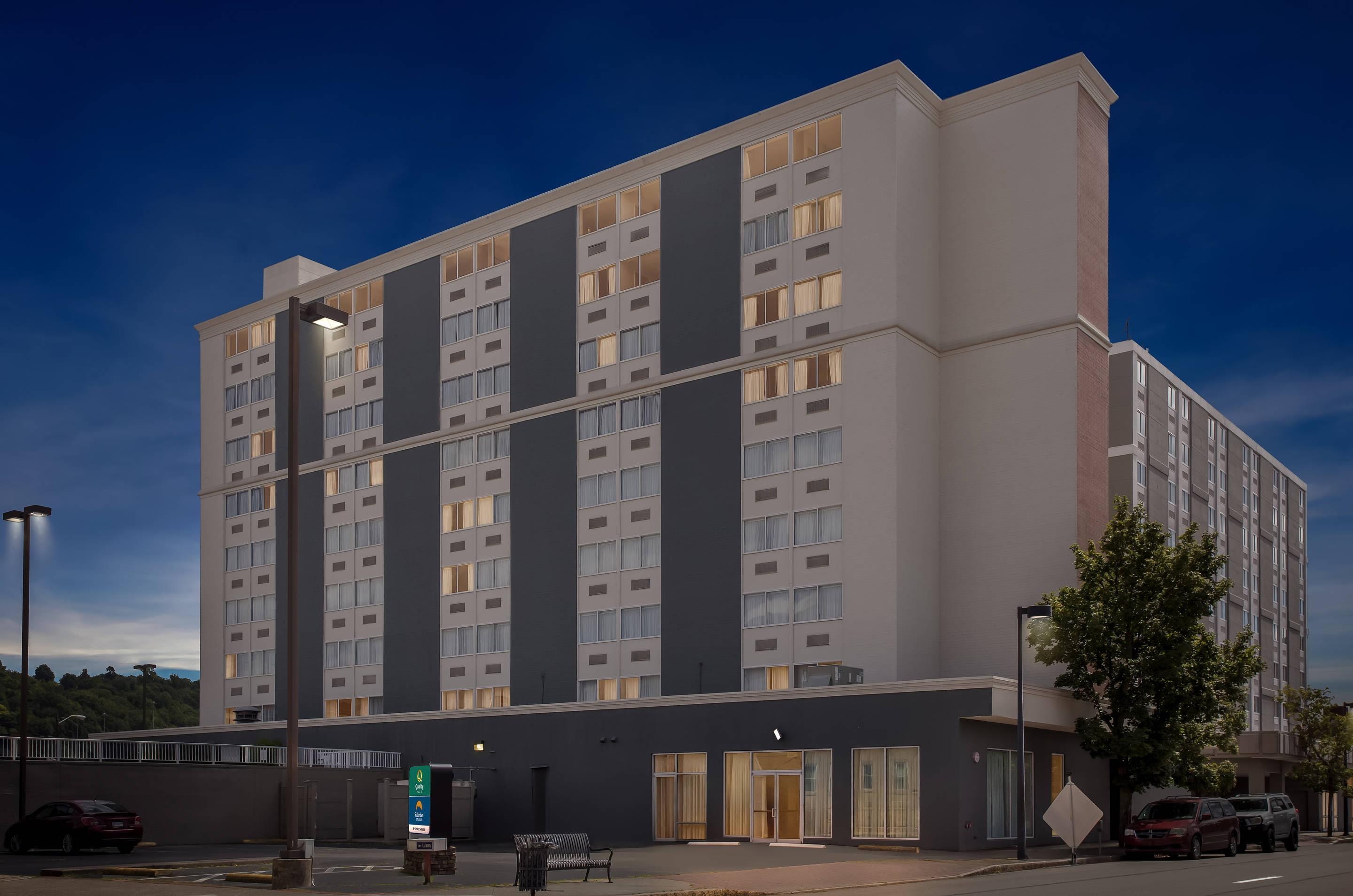 Hotel at night | Quality Inn & Suites