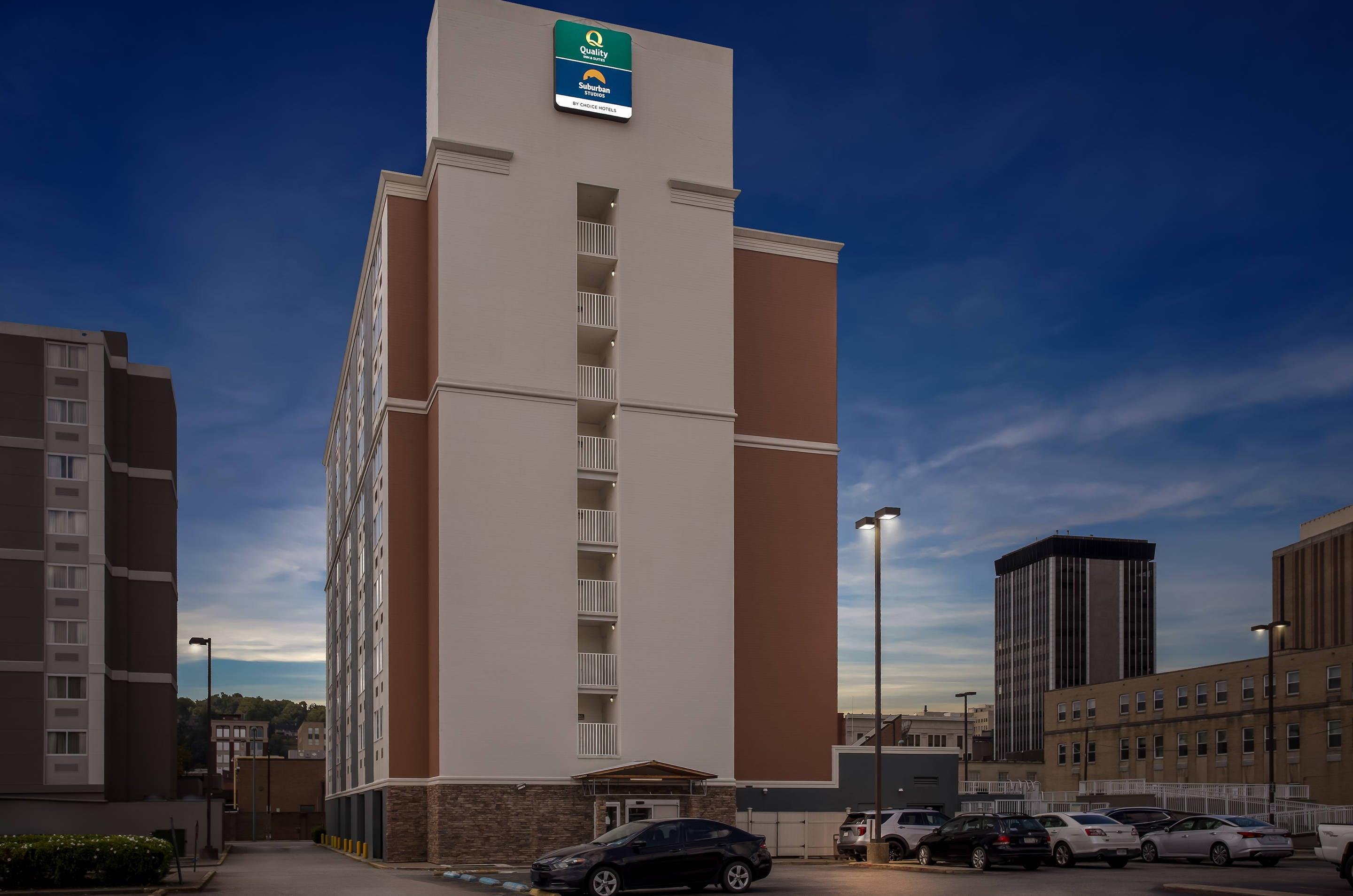 Hotel at night | Quality Inn & Suites