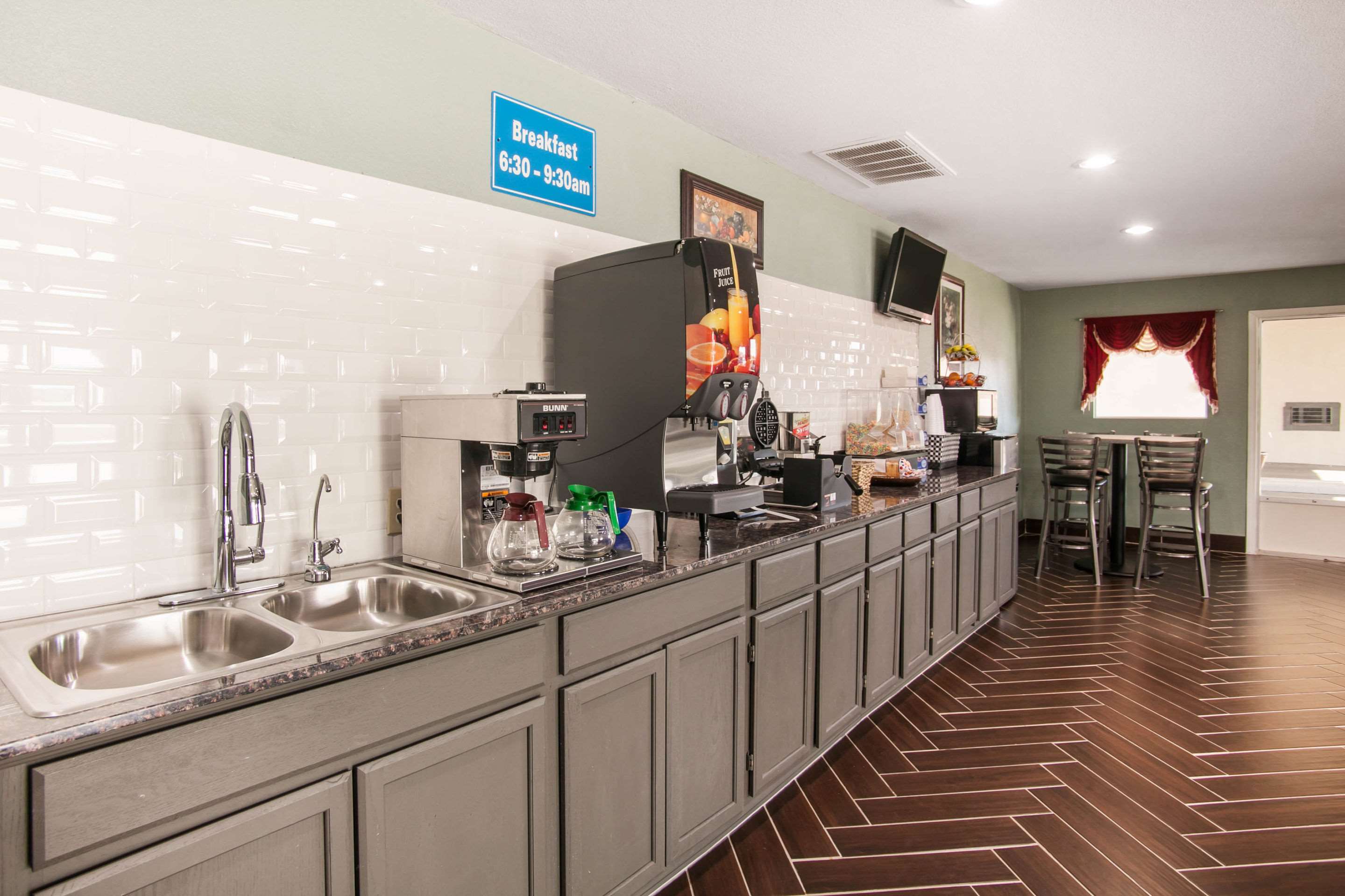 Breakfast area | Rodeway Inn