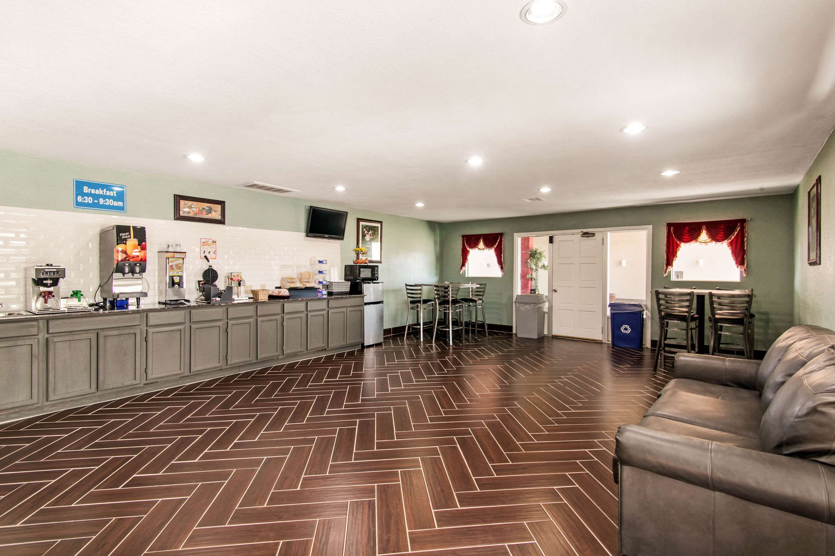 Breakfast area | Rodeway Inn