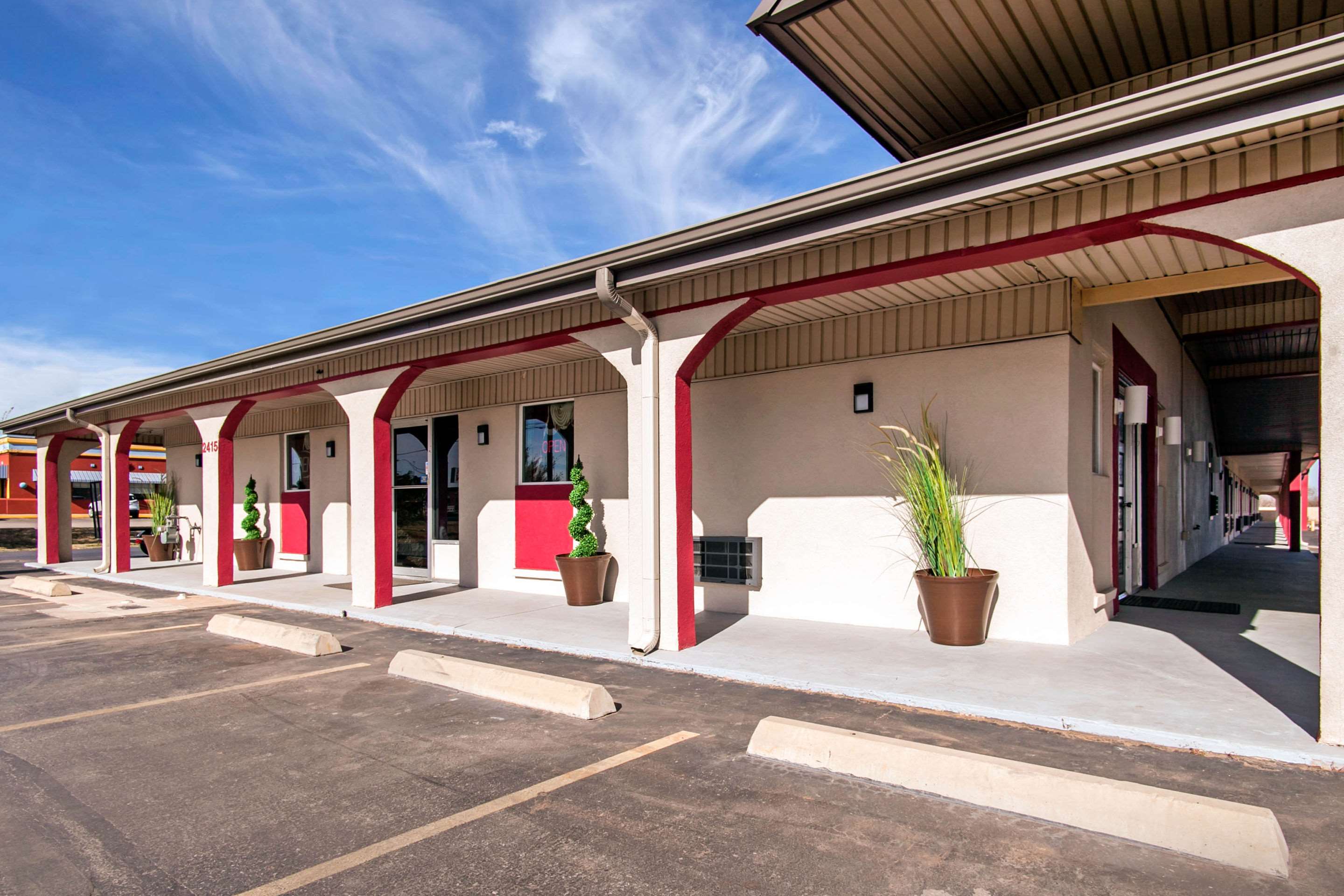 Hotel exterior | Rodeway Inn