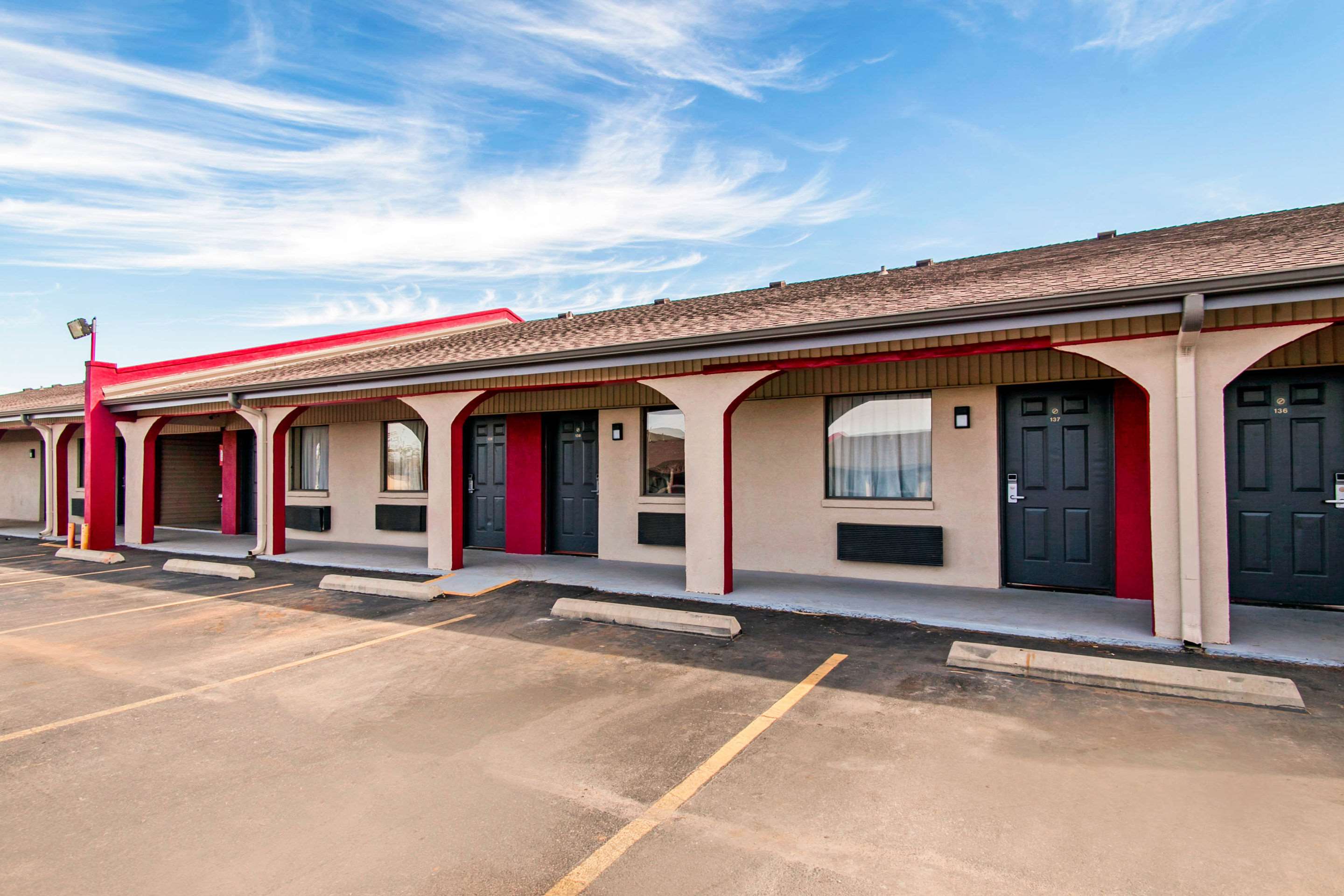 Hotel exterior | Rodeway Inn