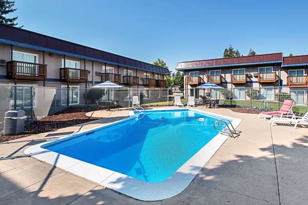 Pool - Rodeway Inn Enumclaw