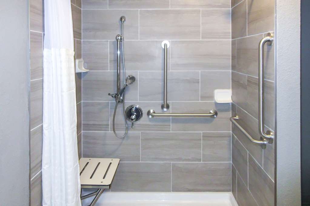 QUALITY INN AND SUITES HAMMOND NEAR-guestroom-Guest Room,Bathroom,On-Site.jpg