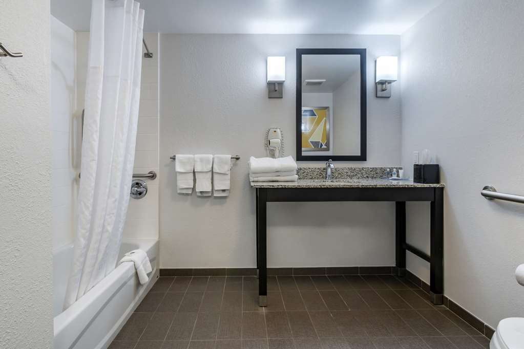 COMFORT INN ST LOUIS AIRPORT-guestroom-Guest Room,Bathroom,On-Site.jpg