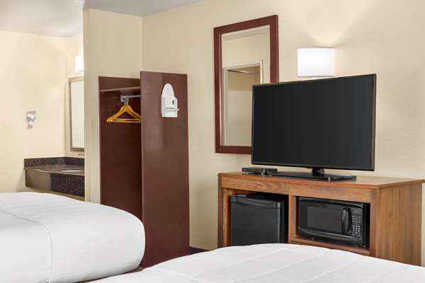  - Super 8 Hotel Airport Nashville - I-40, Exit 216