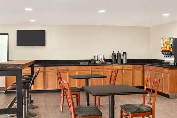  - Super 8 Hotel Airport Nashville - I-40, Exit 216