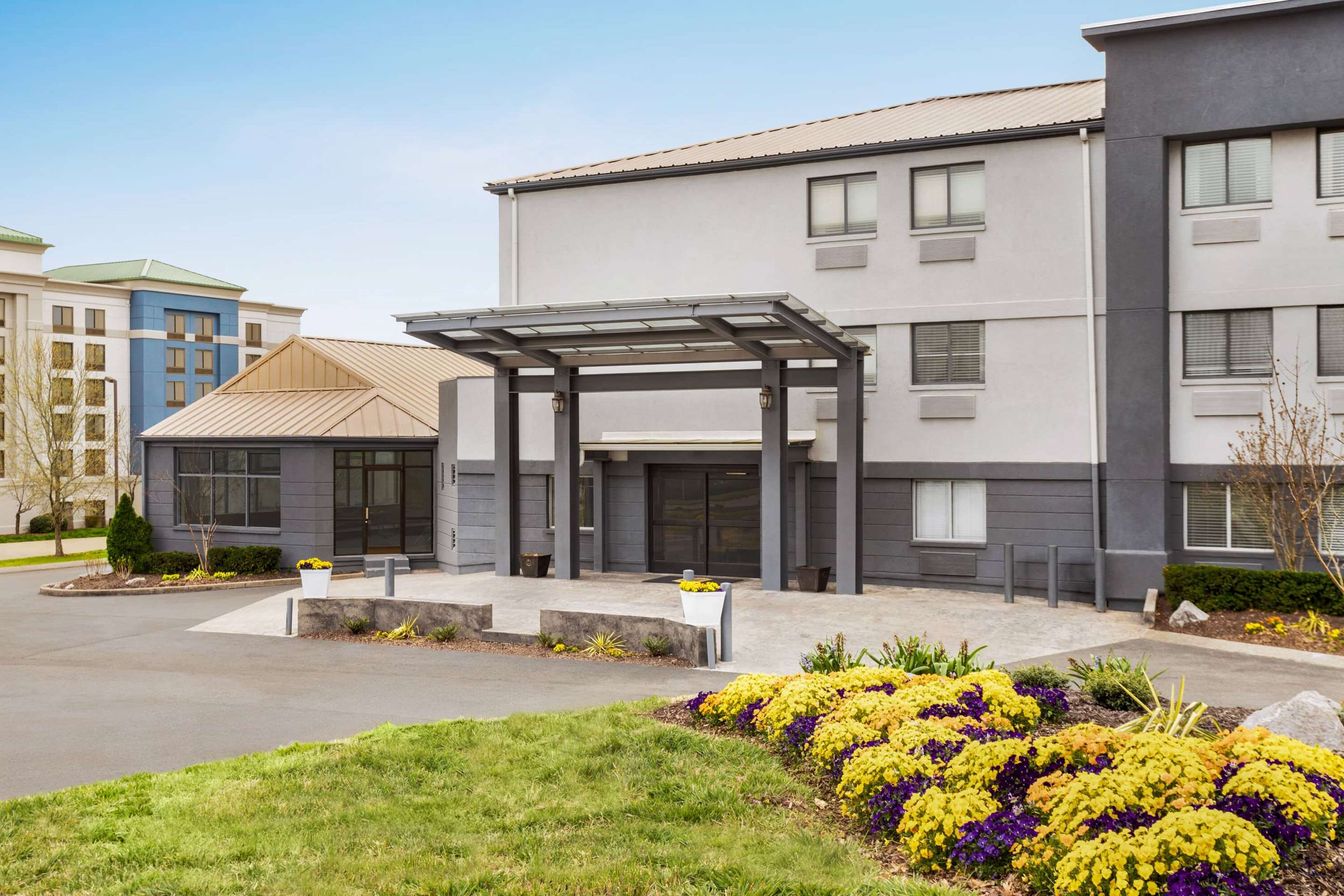 Exterior | Super 8 by Wyndham Nashville Airport North