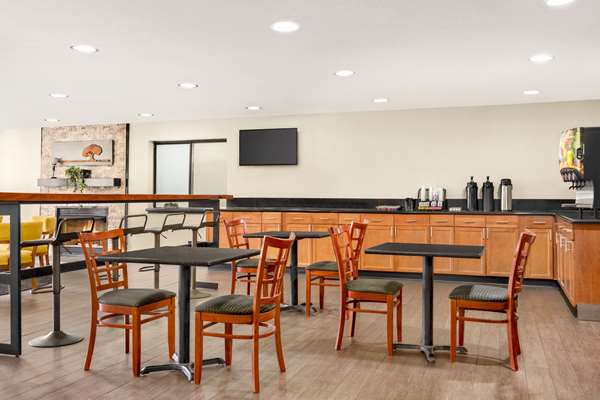  - Super 8 Hotel Airport Nashville - I-40, Exit 216