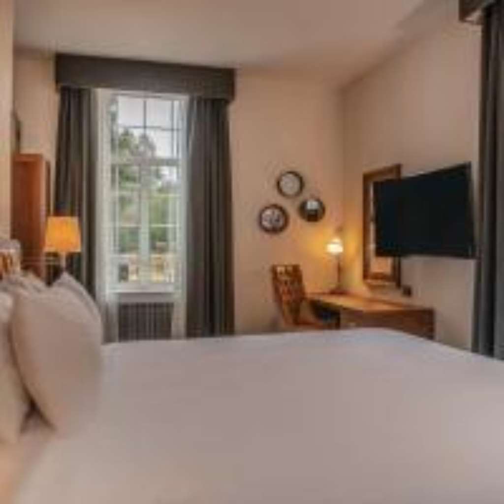 De Vere Beaumont Estate-guestroom-Guest Room,On-Site.jpg