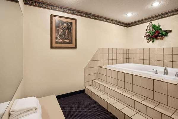 Suite - Travelodge Ft Scott