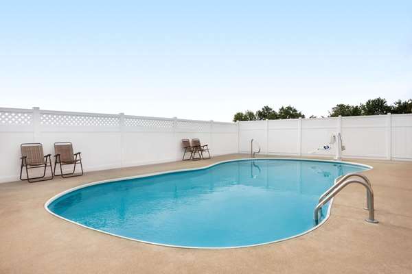 Pool - Travelodge Ft Scott