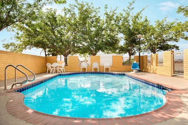 Pool - Travelodge Winslow - I-40, Exit 253