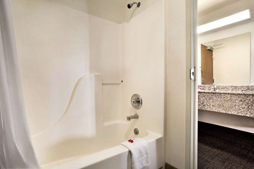TRAVELODGE BY WYNDHAM CHEYENNE-guestroom-Guest Room,Bathroom,On-Site.jpg