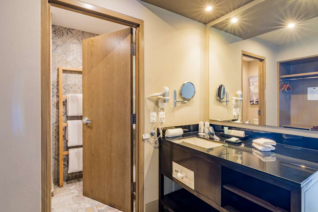 LUCERNA TOWER HOTEL ENSENADA-guestroom-Guest Room,Bathroom,On-Site.jpg