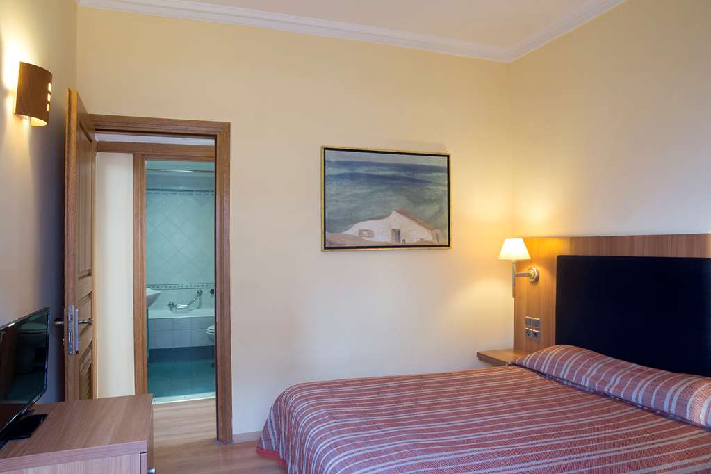 RAMADA BY WYNDHAM ATTICA RIVIERA-guestroom-Guest Room,On-Site.jpg