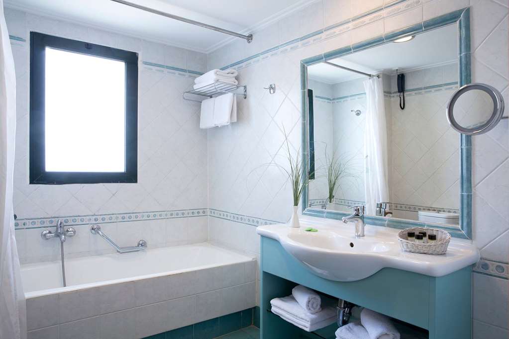 RAMADA BY WYNDHAM ATTICA RIVIERA-guestroom-Guest Room,Bathroom,On-Site.jpg