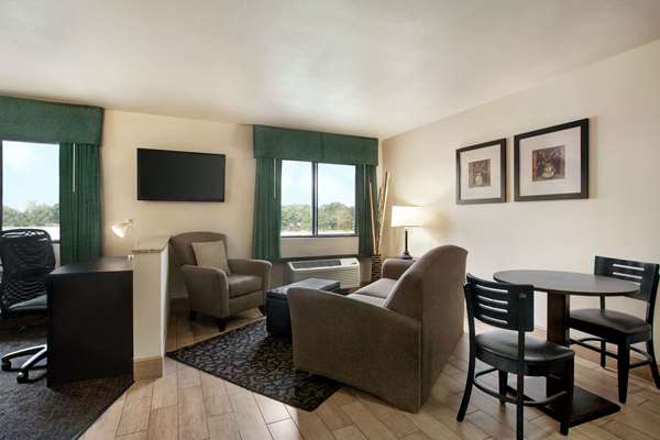  - Travelodge East Livonia