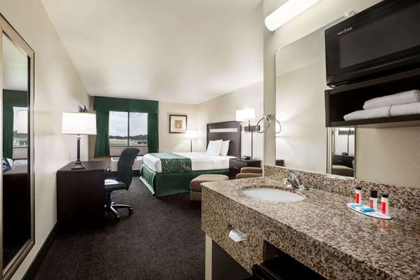  - Travelodge East Livonia