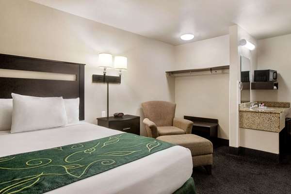  - Travelodge East Livonia